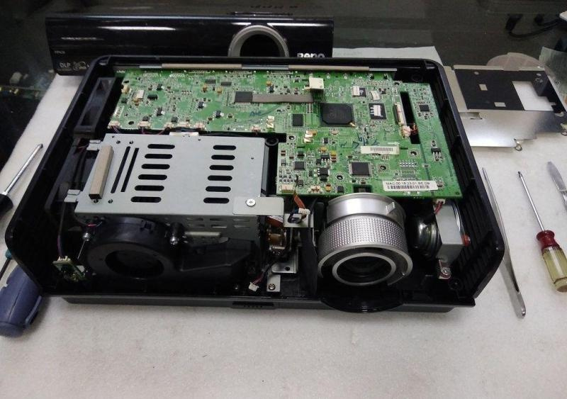 проектор eiki ek-300u. ремонт проекторов в москве. проектор eiki ek-301w. внутренности проектора. проектор hitachi cp-x3042wn.